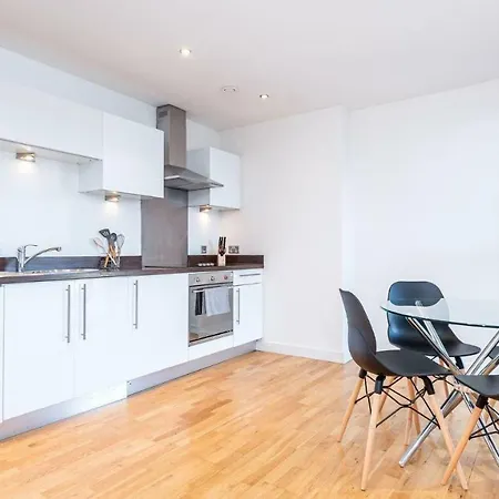 Amazing With Waterside Views! Apartment